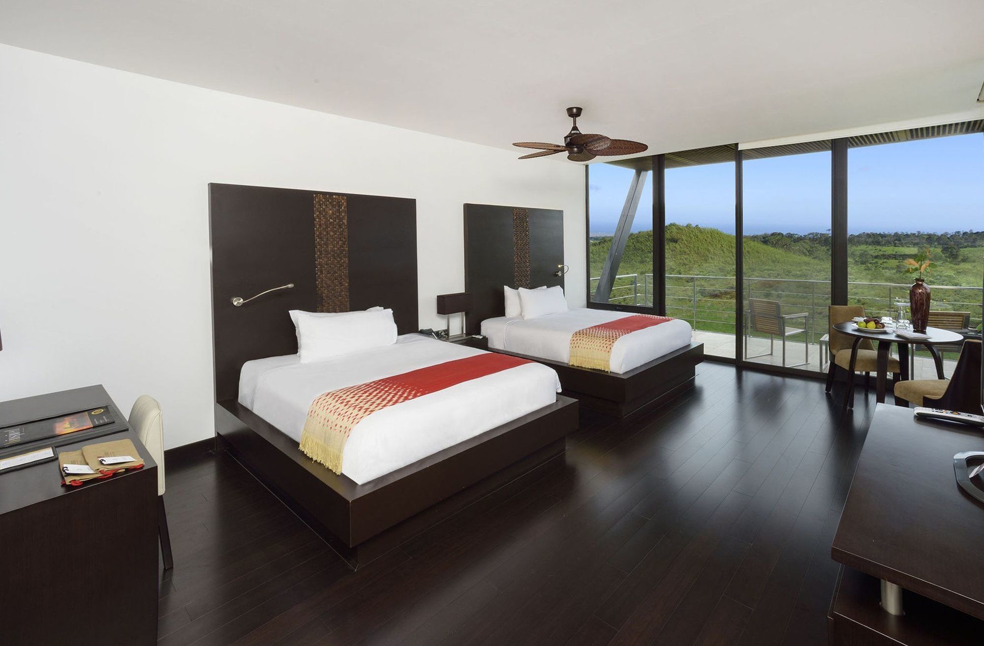 Pikaia Lodge Santa Cruz Island Экстерьер фото